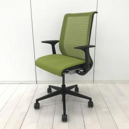 【在庫入替セール品！（本在庫限定価格）】【ワイヤー構造が体を支える、有名海外メーカー製の定番チェア！】■スチールケース（Steelcase）製　シンク（think）チェア　肘付　ハイバック　背面メッシュ　■固定肘　■オリーブ　【弊社使用欄：A01049763】【HU】