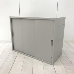 【在庫入替セール品！（本在庫限定価格）】【スペースを圧迫しない引違い扉タイプ！真ん中も出し入れできて使いやすい！】■イトーキ（ITOKI）　シンライン（THIN LINE）シリーズ　3枚引戸書庫　■ライトグレー　【弊社使用欄：A01057664】【HU】