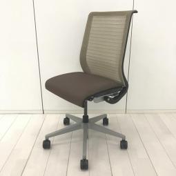 【在庫入替セール品！（本在庫限定価格）】【ワイヤー構造が体を支える、有名海外メーカー製の定番チェア！】■スチールケース（Steelcase）製　シンク（think）チェア　ハイバック　背面メッシュ　■肘無し　■ブラウン　【弊社使用欄：A01056426】【HU】