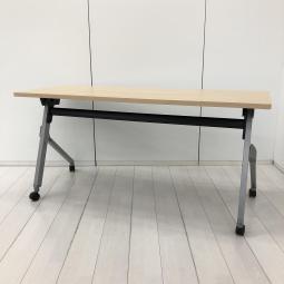 オカムラ製の定番スタックテーブル！天板跳ね上げ式でキャスター付きのため収納にも便利！
■オカムラ/フラプター/ナチュラル　横幅1500㎜奥行600㎜　幕板無しタイプ