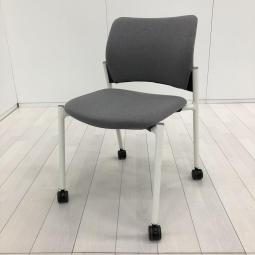 【使わない時は重ねて収納可能！セミナーや打ち合わせに！】■オカムラ(okamura)製　8147シリーズ　スタッキングチェア　ミーティングチェア　クッションタイプ　■キャスター付　■グレー×脚:ホワイト
