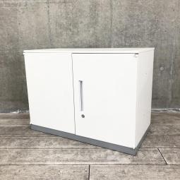 ザ・コンパクト！珍しい高さの低い両開き書庫が入荷！窓下配置としてもおすすめ！
■イナバ/TF/ホワイト　■天板：ホワイト　ベース：グレー　　ローキャビネット　両開き　■ホワイト　■天板：ホワイト　ベース：グレー　高さ670㎜タイプ