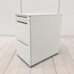 【定価約9万円】【フリーアドレスの必須品！収納とワークスペースの拡張にオススメ！】■オカムラ(okamura)製　 アドバンス(ADVANCE)シリーズ　３段ワゴン　フリアド用　H650㎜　■シリンダー錠　■ホワイト　※キズ・塗装剝がれ有