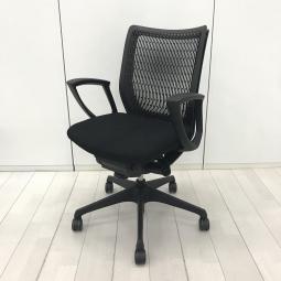 【在庫入替セール品！（本在庫限定価格）】【快適さにリピーター続出！人間工学に基づいた快適な座り心地！】■オカムラ(okamura)製　ヴィスコンテ(Visconte)チェア　肘付　ローバック　■プレーンタイプ(樹脂メッシュ)　■色：ブラック　【弊社使用欄：A01056332】【HU】