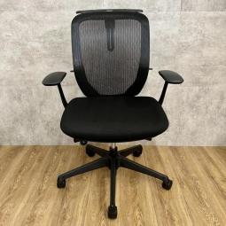 【いま人気のワーキングチェア！新感覚のオフィスシーティング！】■オカムラ　シルフィーチェア　肘付　ブラック　ハンガー付　背メッシュ　■まるで手を添えて包み込まれるような優しい座り心地！【Okamrua　Sylphy】 584954