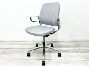 【定価約9万円】【操作レスで姿勢をサポート！スマートロッキング機能を搭載！】■イトーキ/レヴィシリーズ　■肘付ローバックチェア　■グレー　■固定肘（サークル肘）