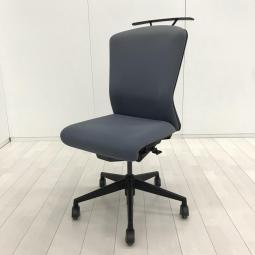 【定価約１０万円】【快適な座り心地を追求して新たに開発された最新メカニズム！ワンランク上の座り心地！】■ウチダ(UCHIDA)製　エルフィ(Elfie)チェア　肘無ミドルバック　クロスバックタイプ　■ハンガー付き　■ブルーグレイ×ブラックシェル
