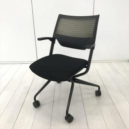 【在庫入替セール品！（本在庫限定価格）】【優れたデザインとイトーキ独自の樹脂背面！使わない時は重ねて収納可能！ネスティングで1番人気！】■イトーキ(ITOKI)製　レクシブシリーズ　肘付きネスティングチェア　キャスター付　■ブラック　【弊社使用欄：A01056611】【HU】