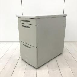 【在庫入替セール品！（本在庫限定価格）】【デスクのスペースを楽々延長！一直線型配線カバー搭載　単体置きのキャビネットとしても！】■オカムラ（OKAMURA）製　SD-eシリーズ　3段脇机　■ライトグレー【弊社使用欄：A01053630】【HU】