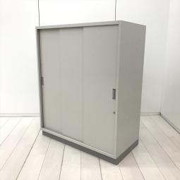 【在庫入替セール品！（本在庫限定価格）】【書類の収納スペースを増やしたい方に！】■イトーキ（ITOKI）製　シンライン（THIN LINE）　引き違い書庫　3枚引き戸タイプ　ローキャビネット　■シリンダー錠　■ホワイト【弊社使用欄：A01057659】【HU】