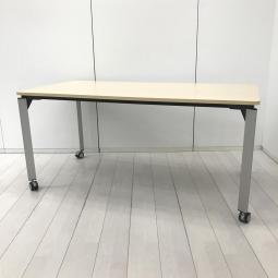 【動かせる、畳める、すぐ使える。空間を有効活用するキャスター付きテーブル！】■イトーキ （ITOKI） 製　ミーティングテーブル　折りたたみテーブル　キャスター付き　W1500×D750㎜　■天板:木目調ナチュラル/4本脚:シルバー【A01068105】【2605】