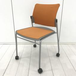 【在庫入替セール品！（本在庫限定価格）】【スタイリッシュなデザインで座りやすい！】■オカムラ（okamura）製　フォルマシリーズ　スタッキングチェア　■キャスター付　■オレンジ【弊社使用欄：A01050157】【HU】