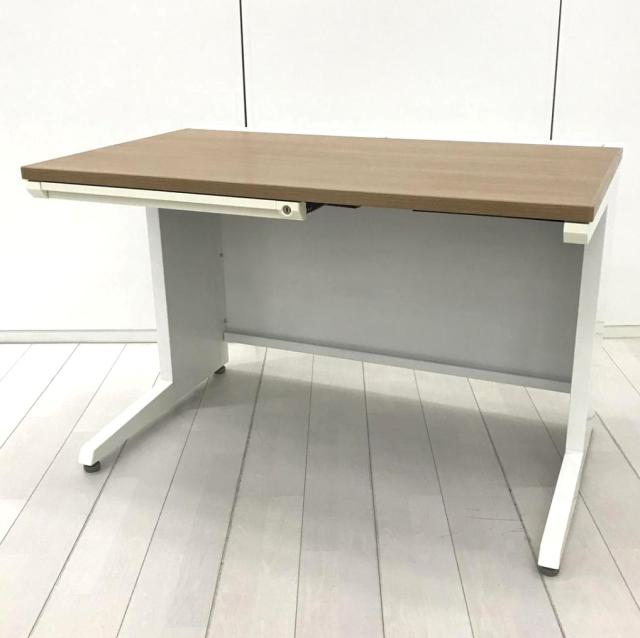 【オシャンティな天板タイプが入荷!】■オカムラ アドバンスシリーズ 平デスク W1100×D700×H720mm 天板:ネオウッドミディアム / 本体:ホワイト ■ワイヤリング機能が充実の高品質デスク!【OKAMURA ADVANCE】