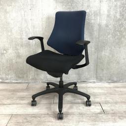 【姿勢の変化にフレキシブルに対応！スタイリッシュなデザイン！】■イトーキ（ITOKI）　エフチェア（ｆ）　肘付き　ローバック　■固定肘　■背面:ネイビーブルー / 座面:ブラック×ブラックシェル