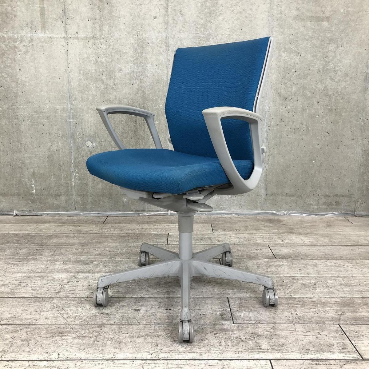 【長時間のデスクワークもランバーが快適にサポート！オフィスの定番チェア！】■オカムラ(okamura)製　エスクード(ESCUDO)チェア　ローバック　肘付き　■サークル肘・ランバーサポート付き　■ターコイズブルー×グレーシェル
                        エスクード
                                    中古
            