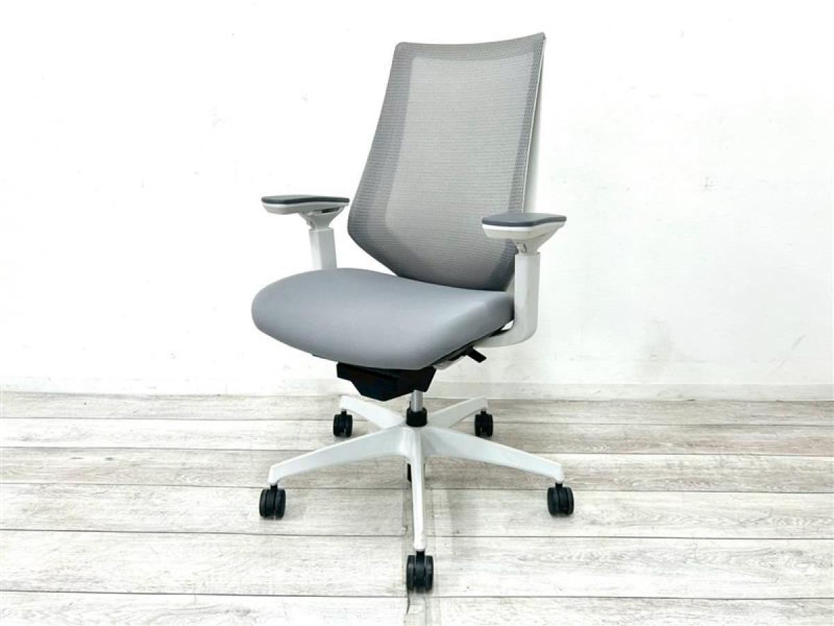 【定価約11万円】【様々な体系や姿勢にも柔軟にフィット！　座り心地抜群の肘付きハイバックチェア！】■コクヨ（KOKUYO）製/デュオラ　■ハイバック　■ライトグレー　■背面メッシュ　■固定肘
                        デュオラ メッシュ
                                    中古
            