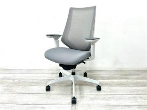 【定価約11万円】【様々な体系や姿勢にも柔軟にフィット！　座り心地抜群の肘付きハイバックチェア！】■コクヨ（KOKUYO）製/デュオラ　■ハイバック　■ライトグレー　■背面メッシュ　■固定肘