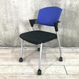 【シンプルスマートなスタッキングチェア！分厚いクッションで長時間でも快適な座り心地！】■コクヨ（KOKUYO）製　プロッティ（Protty）シリーズ　肘付スタッキングチェア　■固定肘　■キャスター付　■背面ブルー×座面ブラック