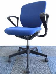【在庫セール品・1脚限定】【T5】■イトーキ（ITOKI）製　プラオ（PRAO）チェア　肘付ローバック　■ストロングブルー ×ブラックシェル　■サークル肘　■ランバーサポート付き　■防炎生地【一人ひとりにマッチする座り心地！ミドルクラスの定番チェア！】