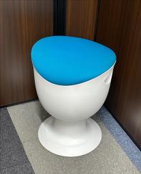 【在庫セール品・1脚限定】【T5】■イトーキ/EGGNOG（エッグノッグ）　スツール　■ストロングブルー×ホワイト　■昇降機能　■座面チルト【昇降機能あり！　座面が傾きいろんな姿勢をサポートします！】