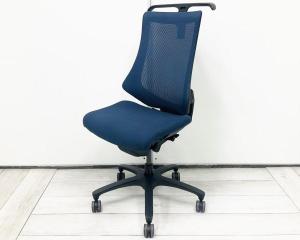 5/22入荷【フィット＆フリー！姿勢の変化にフレキシブルに対応！スタイリッシュで座り心地も抜群の高機能チェア】■イトーキ(ITOKI)製　エフ(f)チェア　肘無し　ハイバック　背面メッシュ　■コートハンガー付き　■ネイビーブルー×ブラックシェル　※座面スレ【AD】