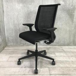 【あなたの座るを考える！ワイヤー構造が体を支える、有名海外メーカー製の定番チェア入荷！】■スチールケース(Steelcase)製　シンク(think)チェア　肘付ハイバック　クッションタイプ　■可動肘　■ブラック