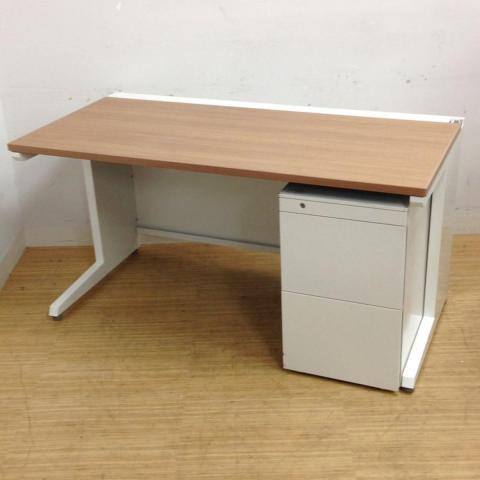 【清潔感のあるホワイトカラーの平机+ワゴンセット!スタンダードな幅1200㎜!】■オカムラ(OKAMURA)製 アドバンス(ADVANCE)シリーズ ■引き出し無し ■幅1200mm ■木目天板 ■ブラウン ※ワゴンは在庫状況によって変動致します。