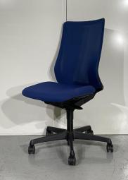 【在庫入替品】【腰まわりをしっかりホールド！長時間作業も快適フィット！】■オカムラ(okamura)製　フルーエント(Fluent)チェア　肘無　ハイバック　背面メッシュ　■ミディアムブルー×ブラックシェル【シルフィの座り心地を低コストで再現！】※愛知※名古屋※豊田※三重