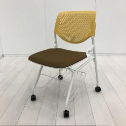 【さまざまな場面で活躍するミーティングチェア！】■オカムラ（okamura）　ルナチェア　背面ヌード　座面クッション　■イエロー　ブラウン　■カゴ付き　■ネスティングチェア【使わない時は重ねて収納可能！】591505