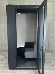 【集中する業務やWebミーティングにも最適！遮音性の高いフルクローズ型ブースです！】■okamura (オカムラ)製　テレキューブ (TELECUBE)　1人用　防音個室ブース　■本体：ブラック　デスク天板：ホワイト調　ソファ：グレー【ABW商材】【関東倉庫在庫品】【弊社使用欄：A01075138】
