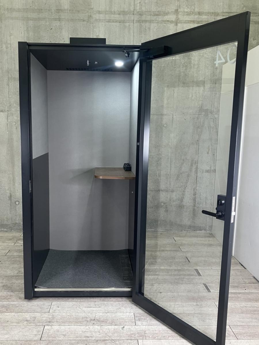 【WEB会議や集中作業に！話題の個室防音ブース】■コクヨ（KOKUYO）製　ワークポッド（WORK POD）　1人用　■デスク天板 　コンセントボックス  ダウンライト　■ブラウン　■ナチュラル天板【関東倉庫在庫品】【ABW商品】【弊社使用欄：A01070065】
                        その他シリーズ
                                    中古
            