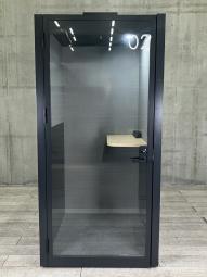 【WEB会議や集中作業に！話題の個室防音ブース】■コクヨ（KOKUYO）製　ワークポッド（WORK POD）　1人用　■デスク天板 　コンセントボックス  ダウンライト　ハイテーブル　■左ヒンジタイプ　■本体ブラック　ナチュラル天板【関東倉庫在庫品】【ABW商品】【弊社使用欄：A01070068】