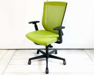 【大人気のスタンダードワークチェア！】■Okamura（オカムラ）製　ESCUDO（エスクードメッシュ）　グリーン×ブラックシェル　■可動肘　ハイバック　背面メッシュ　樹脂脚