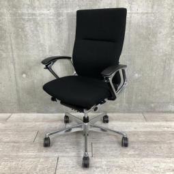 【在庫入れ替えセール品】【手元で上下昇降、リクライニング調整ができるスマートオペレーション!】■オカムラ(okamura)製 デュークチェア(DUKE) 肘付き ハイバック ■固定肘 ■ブラック 【T5】