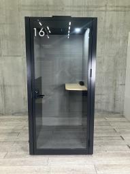 【WEB会議や集中作業に！話題の個室防音ブース】■コクヨ（KOKUYO）製　ワークポッド（WORK POD）　1人用　■デスク天板 　コンセントボックス  ダウンライト　ハイテーブル　■右ヒンジタイプ　■本体ブラック　ナチュラル天板【関東倉庫在庫品】【ABW商品】【弊社使用欄：A01070069】