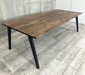 【オフィシャルな空間にもフィット！】■コクヨ　センティアシリーズ　ワークテーブル　W2400×D1050×H720mm　ブラウンオーク　配線ボックス付　■令和トレンドのオシャレ木目カラー！【フリーアドレス】【ABW】