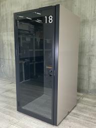 【WEB会議や集中作業に！話題の個室防音ブース】■コクヨ（KOKUYO）製　ワークポッド（WORK POD）　1人用　■デスク天板 　コンセントボックス  ダウンライト　ハイテーブル　■左ヒンジタイプ　■本体ブラック　ピンク　ナチュラル天板【関東倉庫在庫品】【ABW商品】【弊社使用欄：A01070070】
