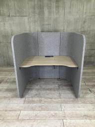 【オープンオフィスで生産性の向上を!圧迫感を感じさせない柔らかなデザインのブース】■イトーキ(ITOKI) アドサイト(ADDSITE) ソロワークブース 1人用 フォーカスブース ■パネルカラー グレー ■天板 木目ナチュラル 【ABW商品】【関東倉庫在庫品】【弊社使用欄:A01075333】