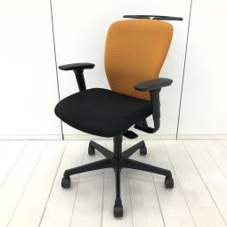 【在庫入替セール品！（本在庫限定価格）】【シンプルなデザインと厚みのあるクッションが大人気！機能充実のワーキングチェア！】■オカムラ（okamura）製　スラート（sulato）チェア　肘付き　ローバック　■可動肘　■背面：オレンジ × 座面：ブラック 【弊社使用欄：A01057860】【HU】