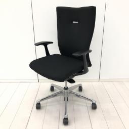 【在庫入替セール品！（本在庫限定価格）】【人間工学に基づいた快適な座り心地！背あてのしなやかな曲線が背中にフィット！】■オカムラ（okamura）製　フィーゴ（feego）チェア 　■ミドルバック　固定肘付き　シームレスタイプ　■ コートハンガー付き　■ブルー×ブラック【弊社使用欄：A01055127】【HU】