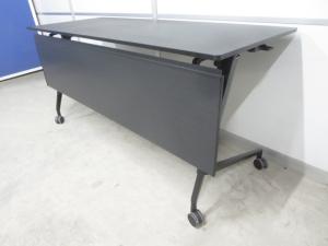☆W1500×D600mm！【スタイリッシュなブラックデザイン入荷！】■オカムラ　平行スタックテーブル　幕板付き　ブラック　■フレキシブルにご利用頂ける！折りたたみテーブル！【Okamura　FLAPTOR】【ABW】