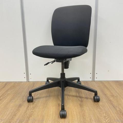 【5月27日入荷予定】スチールケース アプト 肘無しチェア 人気で使いやすいブラックカラー 厚めのクッションがポイント