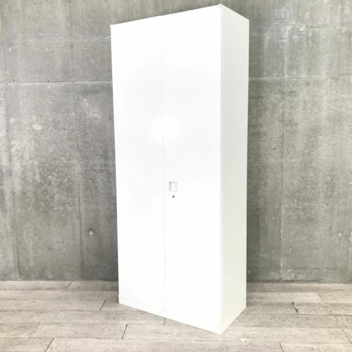 衣類を大量収納！高さ215cmで広々！入荷の少ないワードローブです！
■オカムラ/レクトライン/ホワイト/ワードローブ
                        レクトラインロッカー
                                    中古
            