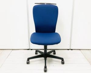 【在庫入替セール品！（本在庫限定価格）】※背上部にホツレ・小破れあり【人間工学に基づいた快適シーティング！】■オカムラ　スラートチェア　ミディアムブルー　ハイバック　ハンガー付　■スタンダードなデザインで座りやすい！【Okamura　Sulato】