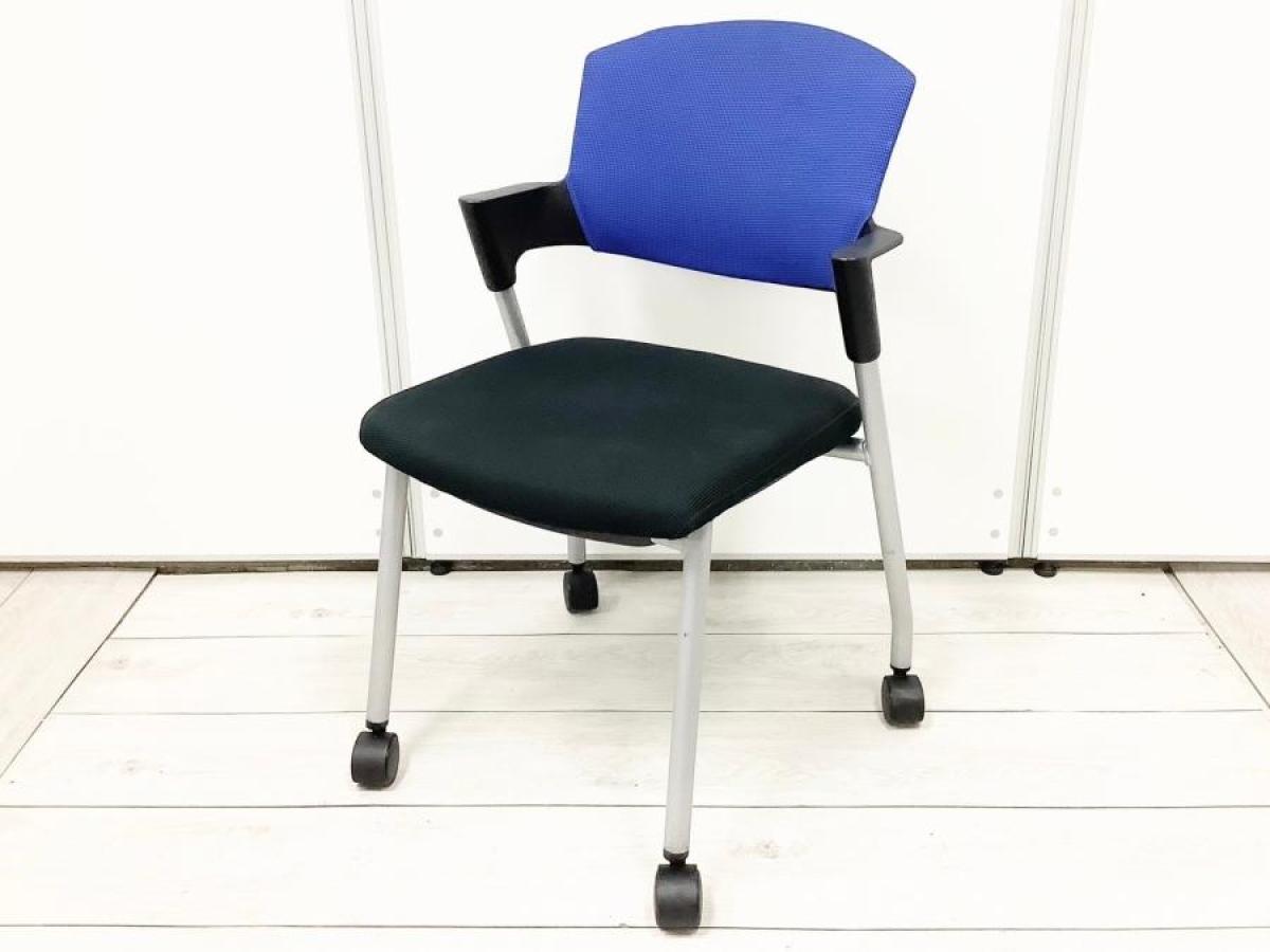 【シンプルスマートなスタッキングチェア！分厚いクッションで長時間でも快適な座り心地！】■コクヨ（KOKUYO）製　プロッティ（Protty）シリーズ　肘付スタッキングチェア　■固定肘　■キャスター付　■背面ブルー×座面ブラック【AD】
                        プロッティチェア
                                    中古
            