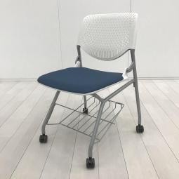 【棚付きで便利！】さまざまな場面で活躍するミーティングチェア！荷物置き付きのため来客が多い会議室やセミナールームなどにおすすめ！横に重ねて収納可能なネスティングタイプ！【在庫入替セール品！】
■オカムラ/ルナ（Runa）/スモークブルー