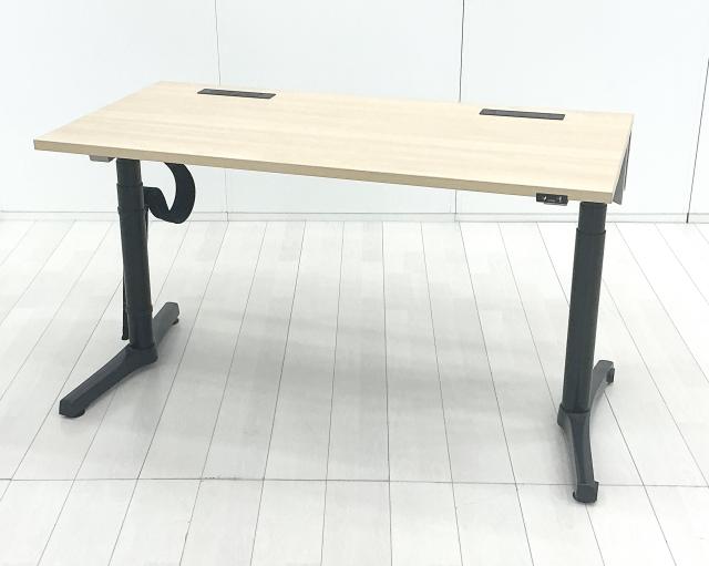 【電動で高さ調整可能・立ち姿勢を取り入れた新しいワークスタイルへ!】◇イトーキ(ITOKI))製 ◇トイロ(toiro)シリーズ ◇電動昇降デスク ◇ナチュラル ◇平机 ◇W1350×D675×H650~1250㎜ ◇配線口・コンセントユニット付