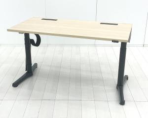 【電動で高さ調整可能・立ち姿勢を取り入れた新しいワークスタイルへ！】◇イトーキ（ITOKI））製　◇トイロ（toiro）シリーズ　◇電動昇降デスク　◇ナチュラル　◇平机　◇W1350×D675×H650～1250㎜　◇配線口・コンセントユニット付