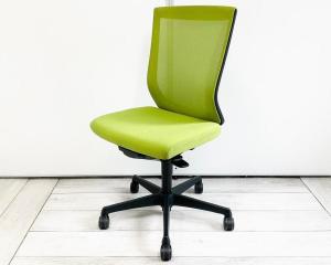 【長時間のデスクワークもランバーが快適にサポート！オカムラ製の人気チェア】■オカムラ（okamura）製　エスクード（ESCUDO）チェア　肘無　ハイバック　背面メッシュ　■イエローグリーン【AD】