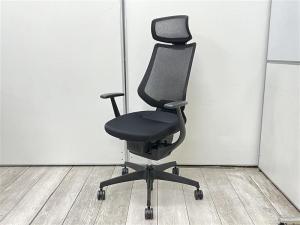 ※一部布破れによる使用感ありのため、特価/イスとひとつになれる新感覚！　360°揺れて体を自由に動かせる「グライディング・メカ」搭載！/オススメ(おすすめ) /人気商品【弊社使用欄：A01065274】■肘付ハイバック ヘッドレスト付き　■ブラック　■背面メッシュタイプ　■コクヨ（KOKUYO）製　イングチェア （ing）